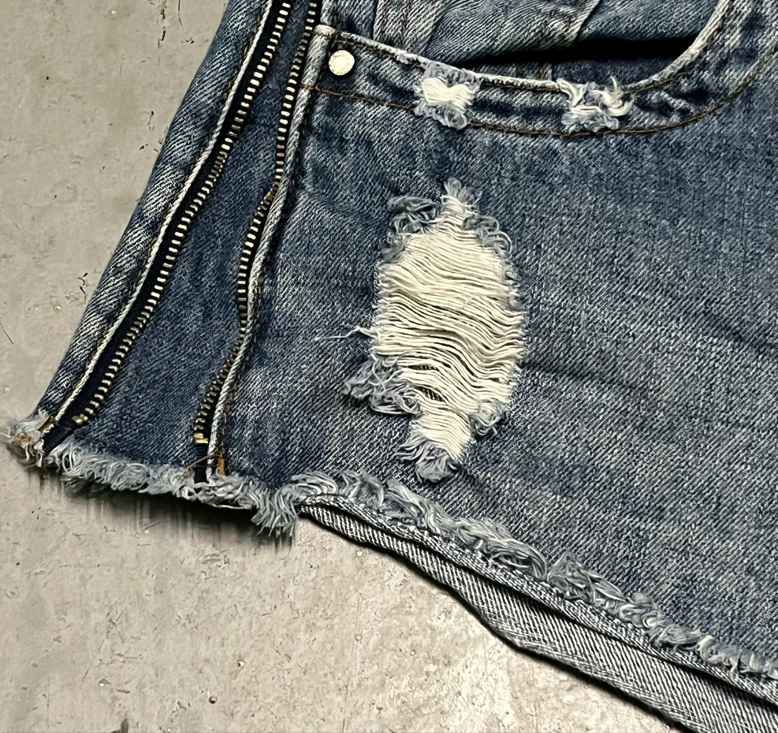 Shorts vaqueros cremalleras laterales  – photo 7